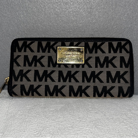 Michael Kors Signature Logo Wallet with lots of credit card slots - Picture 1 of 8